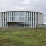 Prédio da CLDF em Brasília com sinais de descaso, representando críticas ao Prêmio Paulo Freire e ineficiência educacional.
