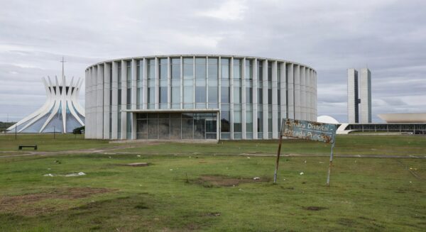 Prédio da CLDF em Brasília com sinais de descaso, representando críticas ao Prêmio Paulo Freire e ineficiência educacional.