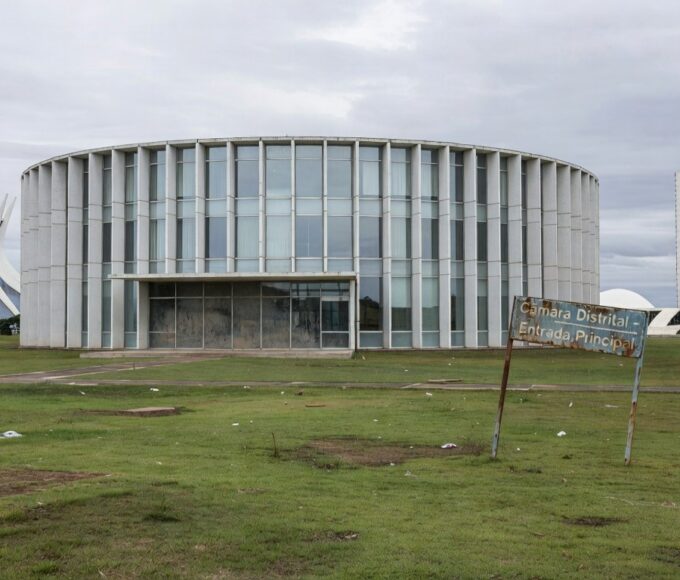 Prédio da CLDF em Brasília com sinais de descaso, representando críticas ao Prêmio Paulo Freire e ineficiência educacional.