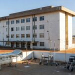 Hospital público em Brasília com sinais de desgaste, representando falhas no suporte a mães no pós-parto no sistema de saúde.