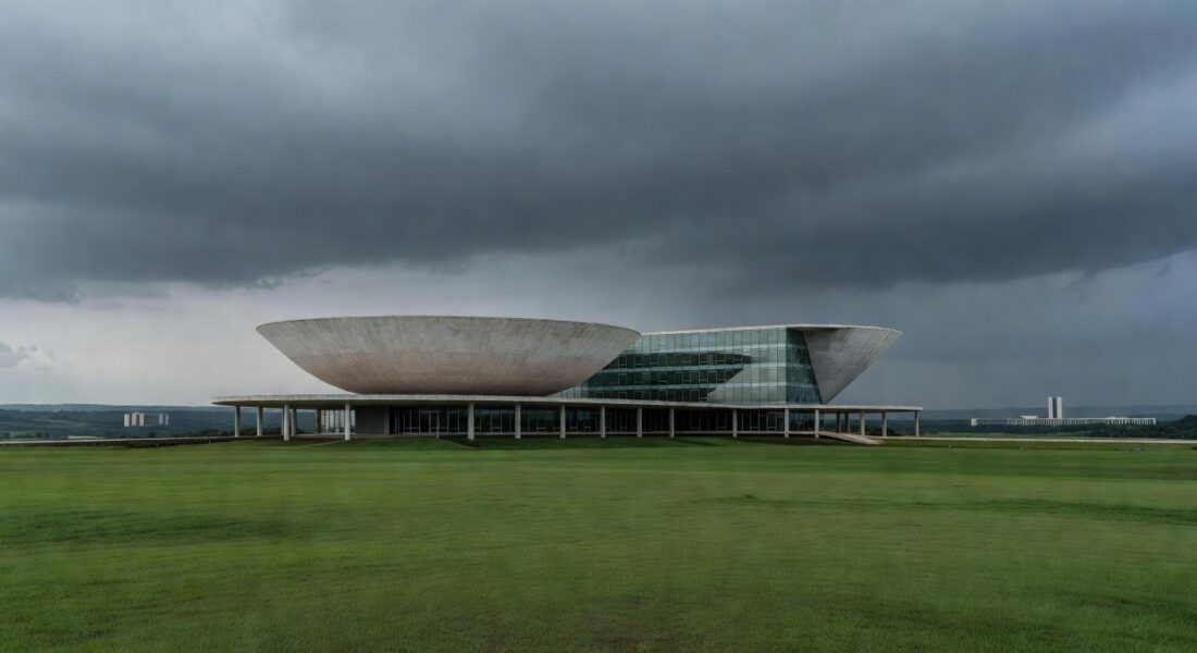 Edifício da CLDF em Brasília durante solenidade criticada por opacidade e prioridades equivocadas.