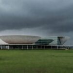 Edifício da CLDF em Brasília durante solenidade criticada por opacidade e prioridades equivocadas.