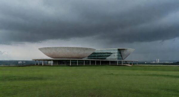 Edifício da CLDF em Brasília durante solenidade criticada por opacidade e prioridades equivocadas.