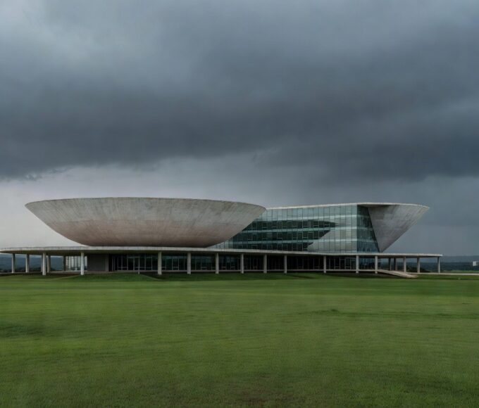 Edifício da CLDF em Brasília durante solenidade criticada por opacidade e prioridades equivocadas.
