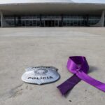 Edifício da CLDF em Brasília com viaturas policiais, simbolizando falhas na segurança e controvérsias sobre violência contra mulheres.