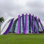 Edifício da CLDF em Brasília com banners da Semana da Mulher e cartazes de protesto contra desigualdade de gênero.