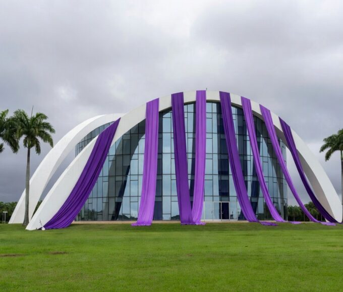Edifício da CLDF em Brasília com banners da Semana da Mulher e cartazes de protesto contra desigualdade de gênero.