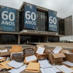 Clínica odontológica deteriorada em Brasília, simbolizando falhas crônicas na saúde bucal do DF.