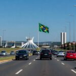 Avenida movimentada em Brasília com tráfego intenso, ilustrando aumento de acidentes no Distrito Federal segundo estudo do Detran-DF.