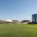 Campus universitário moderno no DF, representando expansão da UnDF e crescimento de matrículas no ensino superior público.