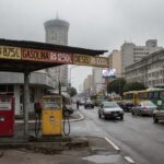 Posto de gasolina em São Paulo representando impacto inflacionário da guerra no Oriente Médio.