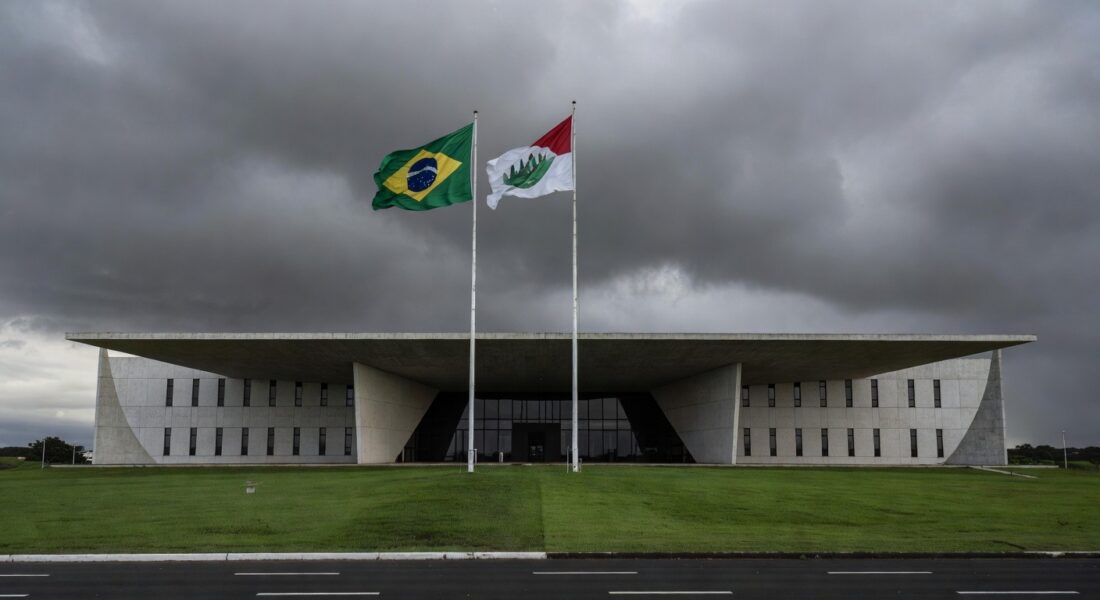 Edifício do TJDFT em Brasília sob céu nublado, simbolizando críticas ao judiciário.