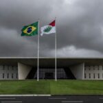 Edifício do TJDFT em Brasília sob céu nublado, simbolizando críticas ao judiciário.