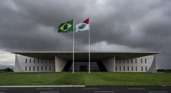 Edifício do TJDFT em Brasília sob céu nublado, simbolizando críticas ao judiciário.