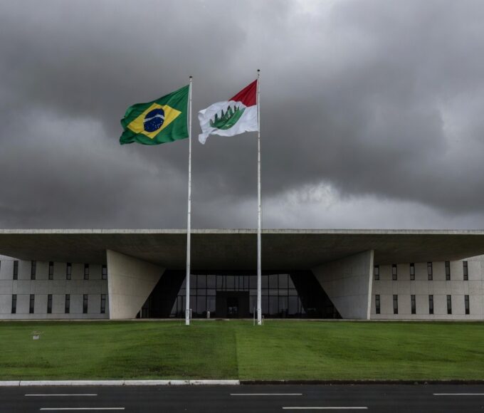 Edifício do TJDFT em Brasília sob céu nublado, simbolizando críticas ao judiciário.
