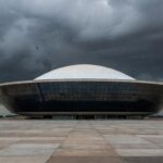 Edifício da Câmara Legislativa do DF em Brasília sob céu nublado, representando anúncio do Prêmio Marielle Franco e críticas por falhas no combate à violência.