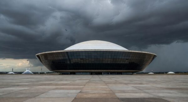 Edifício da Câmara Legislativa do DF em Brasília sob céu nublado, representando anúncio do Prêmio Marielle Franco e críticas por falhas no combate à violência.