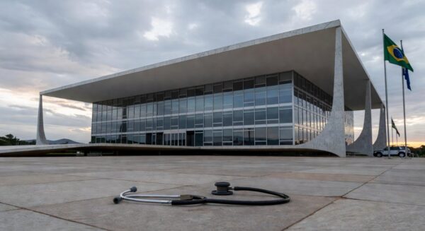 Hospital público deteriorado e viatura policial em Brasília, representando falhas na saúde e segurança do DF.