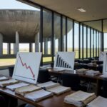 Fachada da CLDF em Brasília com documentos fiscais indicando resultados preocupantes para 2025.