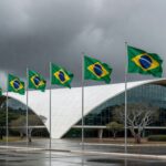 Edifício da CLDF em Brasília sob céu nublado, representando homenagem questionável a corretores de seguros em meio a crises econômicas.