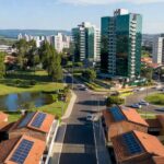 Vista urbana de Riacho Fundo II no DF, com investimentos em infraestrutura sustentável e autossuficiência.