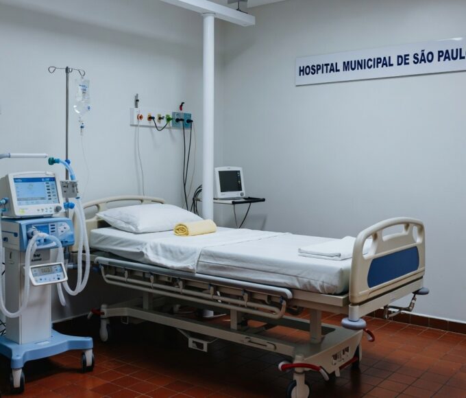 Sala de UTI em hospital brasileiro com equipamentos médicos e cama vazia, representando melhora renal e inflamação em paciente.