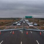 Acidente na DF-001 com postes derrubados e trânsito interditado no Distrito Federal.