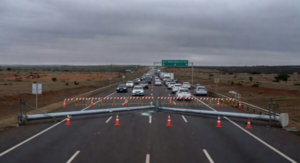 Acidente na DF-001 com postes derrubados e trânsito interditado no Distrito Federal.