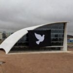 Edifício da CLDF em Brasília sob céu nublado, representando homenagem a corretores de seguros com críticas por prioridades equivocadas.