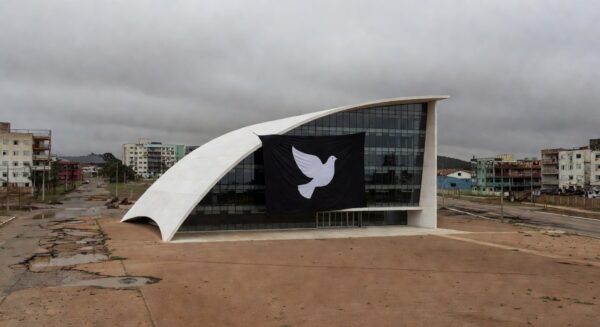Edifício da CLDF em Brasília sob céu nublado, representando homenagem a corretores de seguros com críticas por prioridades equivocadas.