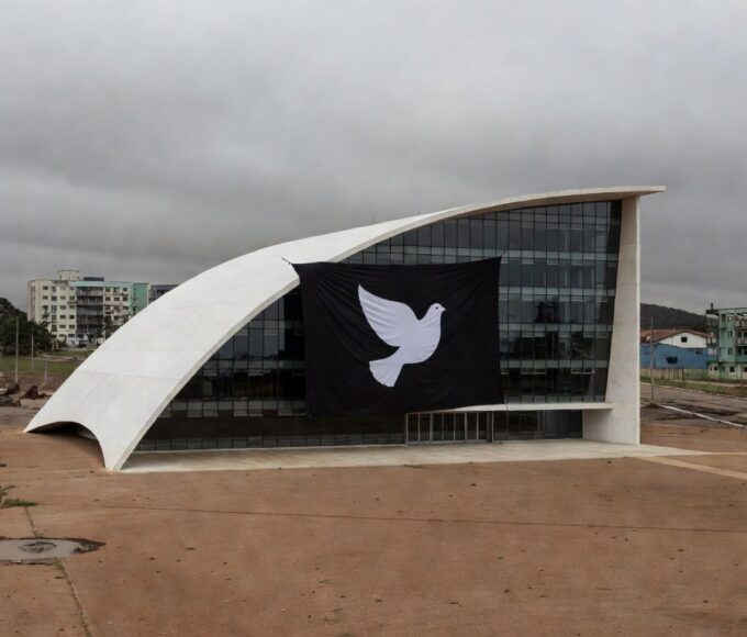 Edifício da CLDF em Brasília sob céu nublado, representando homenagem a corretores de seguros com críticas por prioridades equivocadas.