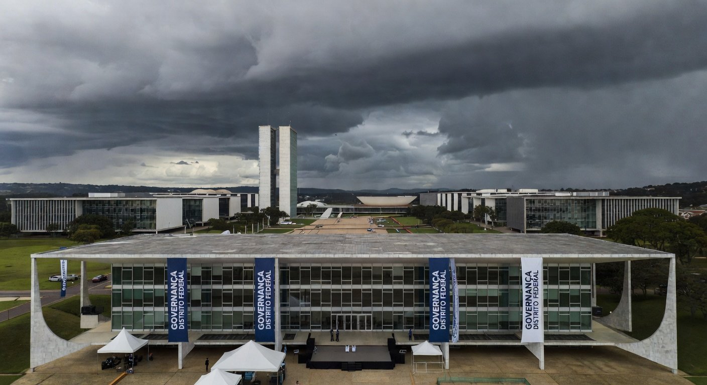Edifício da CLDF em Brasília com decorações de evento de governança e nuvens escuras ao fundo, representando distração para crises no DF.