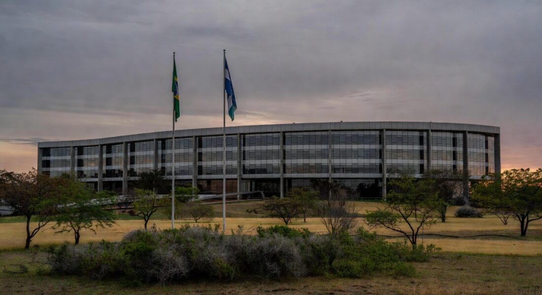 Edifício do TJDFT em Brasília com bandeiras a meio mastro em luto pela morte da desembargadora Maria de Lourdes Abreu aos 73 anos.