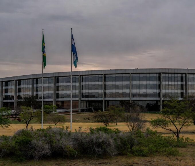 Edifício do TJDFT em Brasília com bandeiras a meio mastro em luto pela morte da desembargadora Maria de Lourdes Abreu aos 73 anos.