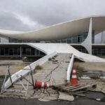 Edifício da CLDF em Brasília com barreiras de acessibilidade, expondo falhas na inclusão de pessoas com Síndrome de Down.