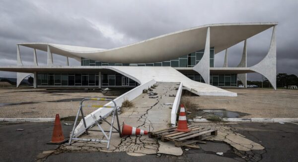 Edifício da CLDF em Brasília com barreiras de acessibilidade, expondo falhas na inclusão de pessoas com Síndrome de Down.