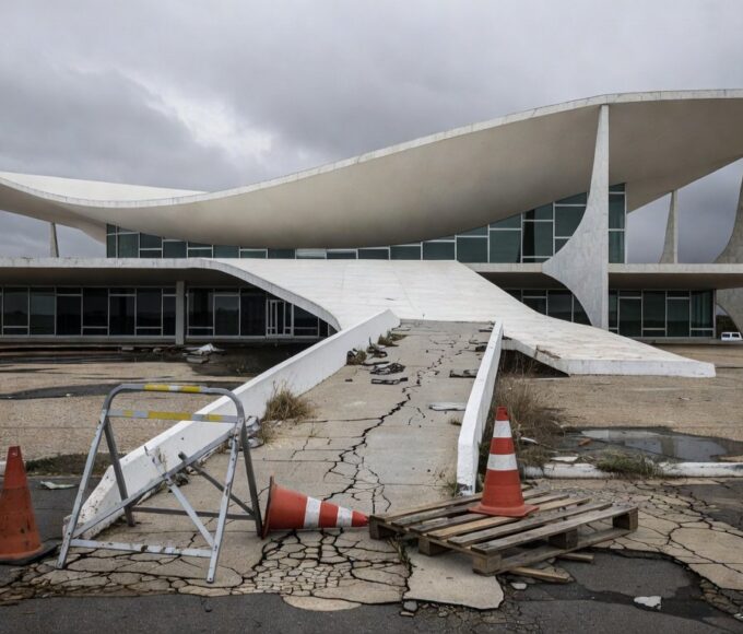 Edifício da CLDF em Brasília com barreiras de acessibilidade, expondo falhas na inclusão de pessoas com Síndrome de Down.