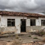 Escola pública deteriorada em Sobradinho, DF, representando falhas crônicas na educação do Distrito Federal.