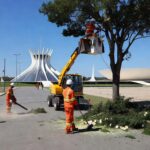 Ações de zeladoria do GDF e Novacap em regiões do DF, com equipes limpando áreas urbanas em Brasília.