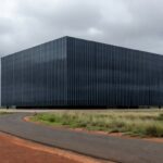 Edifício da Caesb em Brasília sob céu nublado, simbolizando anúncio de falecimento de diretor jurídico.