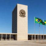 Edifício da Receita Federal no Brasil com símbolo do leão, representando o início das declarações do IRPF 2026.