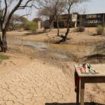 Reservatório de água com nível baixo em Brasília, destacando crise hídrica no DF durante evento da Caesb.