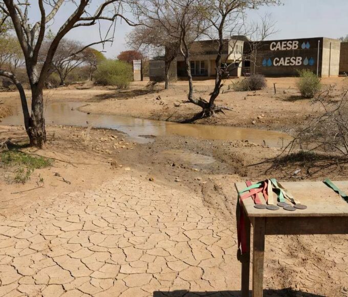 Reservatório de água com nível baixo em Brasília, destacando crise hídrica no DF durante evento da Caesb.