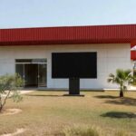 Fachada de UPA em Brazlândia, DF, com elemento de teleconsulta, representando agilização de atendimentos leves.