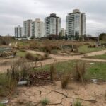 Vista urbana de Águas Claras com prédios altos e pouca vegetação, destacando falhas urbanas e ausência de áreas verdes em Brasília.