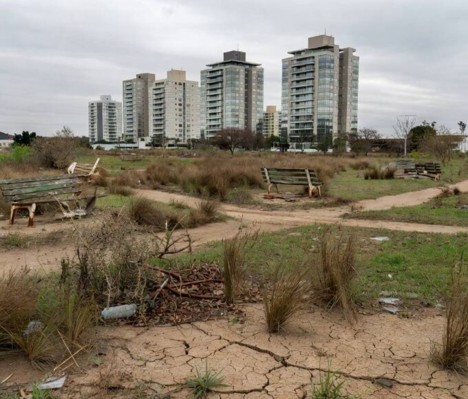 Vista urbana de Águas Claras com prédios altos e pouca vegetação, destacando falhas urbanas e ausência de áreas verdes em Brasília.