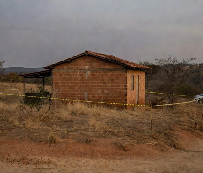 Casa isolada com fita policial em Águas Lindas (GO), cena de crime sem pessoas, representando tragédia familiar.