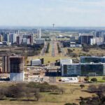 Vista aérea de expansão urbana no Distrito Federal com novas construções e investimentos em regiões administrativas.