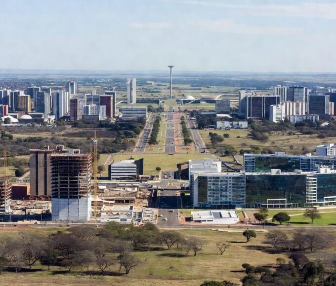 Vista aérea de expansão urbana no Distrito Federal com novas construções e investimentos em regiões administrativas.