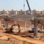 Obras de expansão da Linha 1 do Metrô-DF em Samambaia, com trilhos e estruturas em construção no Distrito Federal.